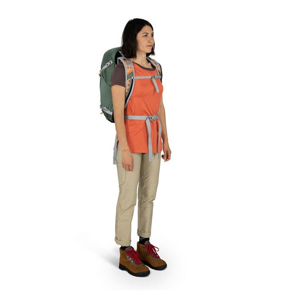 osprey-hike-lite-26-pine-green-person_c25d9ccb-4535-4045-bdae-ea0cbd78f60f_600x.jpg